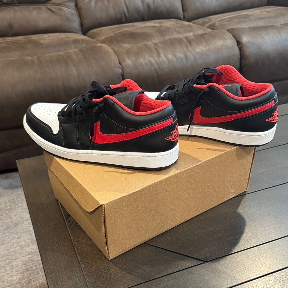 AIR JORDAN 1 LOW – WHITE TOE – MEN’S SIZE 13 – LIKE NEW ⚫️🔴